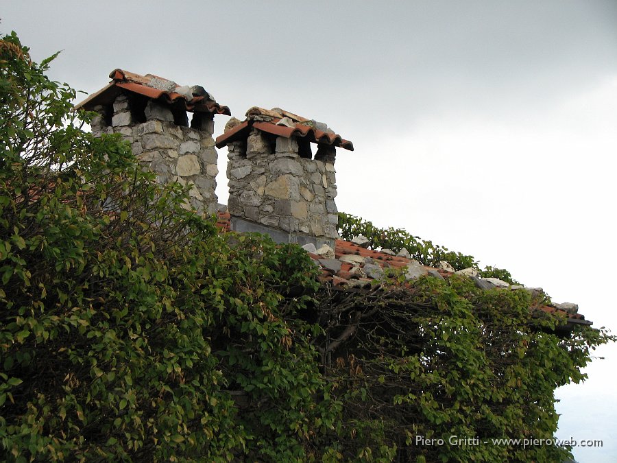 RoccoloAvesaGanda 034.jpg - Le piante che avviluppano il casello arrivano sino al tetto